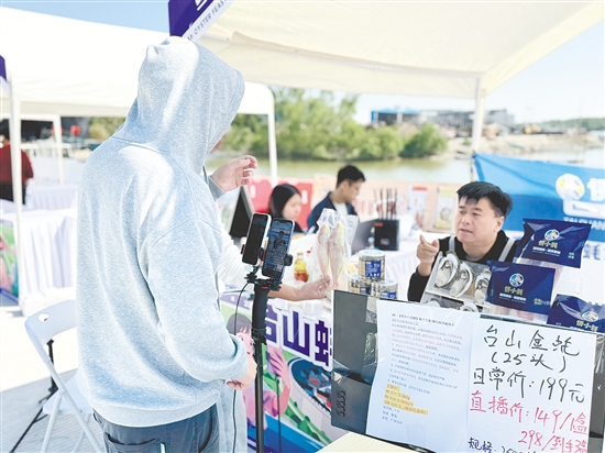 直播过程中，主播们不仅推介生蚝产品，更同步展示台山的海洋风光、渔家文化、侨乡风情。
