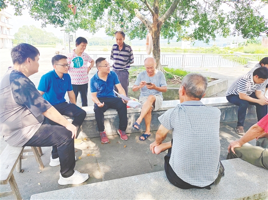 关文勇（中）在基层一线听取了解民意。