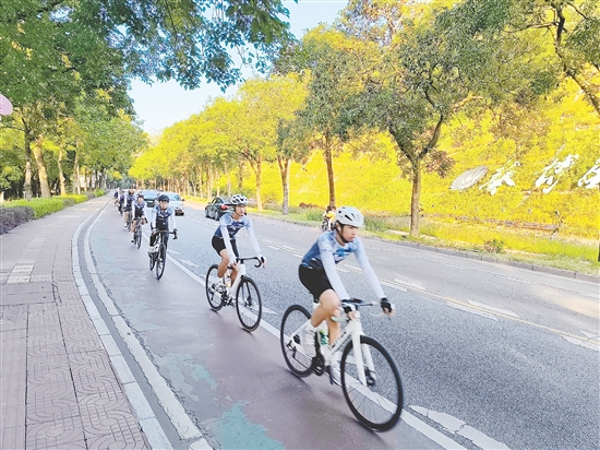 骑行团队途经新会圭峰山。