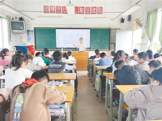 为让孩子们精准把握写作主题与思路，老师在课堂上开展主题讲解、思路点拨与技巧指导。