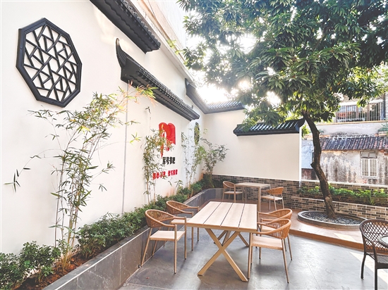 “军号书吧”是一处露天院落，环境优美。