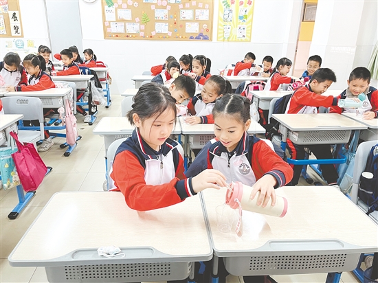 心理课上,老师让学生们通过小游戏体验如何处理合作中的矛盾和冲突。 心理课上,老师让学生们通过小游戏体验如何处理合作中的矛盾和冲突。