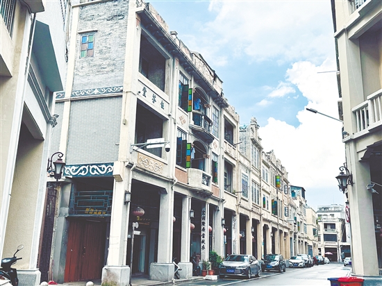 随着电影《捕风追影》火热上映,台山台城历史文化街区的华侨建筑走进大众视野,备受关注。 随着电影《捕风追影》火热上映,台山台城历史文化街区的华侨建筑走进大众视野,备受关注。