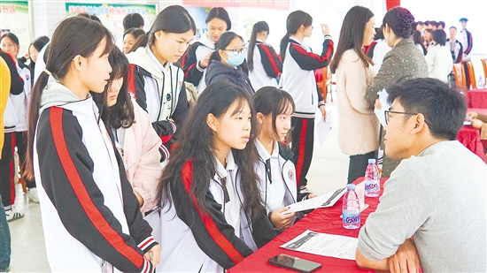 学生参加人才供需见面会,大胆推介自己。 学生参加人才供需见面会,大胆推介自己。