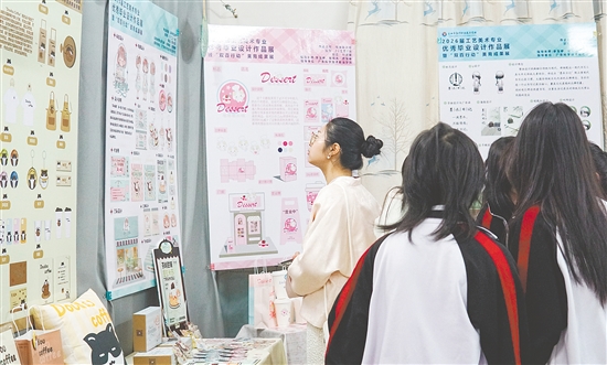 学校美育成果展吸引了众多师生参观。 学校美育成果展吸引了众多师生参观。