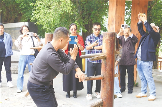 在梁赞故居，咏春拳表演吸引了华文媒体记者的目光。