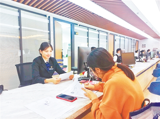 蓬江区推动政务服务窗口暖心升级,将“不打烊”服务事项从最初的752项扩容至901项。市民办理业务更加方便。 蓬江区推动政务服务窗口暖心升级,将“不打烊”服务事项从最初的752项扩容至901项。市民办理业务更加方便。