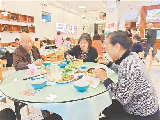 长者在干净明亮的环境中享受美味餐食。 长者在干净明亮的环境中享受美味餐食。