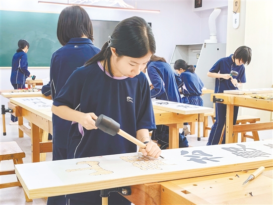 鹤山市碧桂园学校的木艺课程注重趣味性、实践性和审美性的融合，深受学生们喜爱。