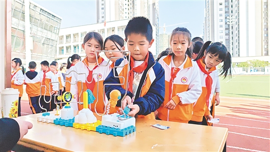 活动现场设置了多个互动游戏摊位，学生们在参与游戏的过程中学习科学知识。