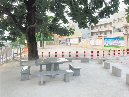 红花村红花小学开展校门口闲置地整改工作,在美化校园周边环境的同时,为接送学生的家长提供了舒适整洁的休息场所。 红花村红花小学开展校门口闲置地整改工作,在美化校园周边环境的同时,为接送学生的家长提供了舒适整洁的休息场所。