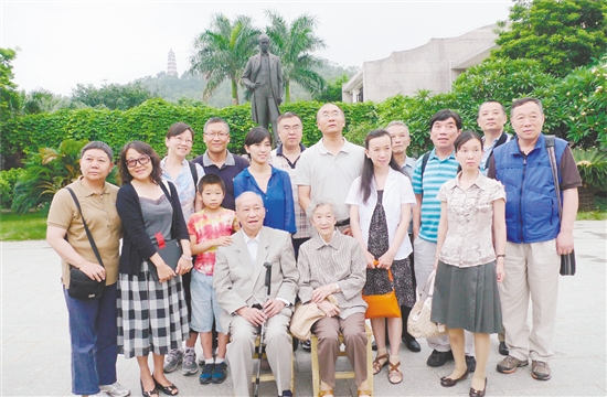 2013年梁启超诞辰140周年,梁思礼夫妇携梁家后人回新会梁启超故居纪念馆参观。 2013年梁启超诞辰140周年,梁思礼夫妇携梁家后人回新会梁启超故居纪念馆参观。