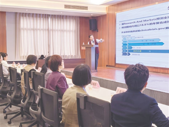 12月1日,中国科学院院士、分析化学领域权威专家张玉奎受邀到新会,面向陈皮产业从业者及科研人员,就提升新会柑果肉综合利用水平进行前沿技术分享。 12月1日,中国科学院院士、分析化学领域权威专家张玉奎受邀到新会,面向陈皮产业从业者及科研人员,就提升新会柑果肉综合利用水平进行前沿技术分享。