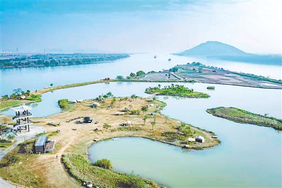 大鳌尾湿地公园位于万里碧道南端堤岸,今年以来通过与本土企业家合作运营,增设休闲露营地、“头盔咖啡店”等新业态,让水乡生态与人文潮流融汇交织。 大鳌尾湿地公园位于万里碧道南端堤岸,今年以来通过与本土企业家合作运营,增设休闲露营地、“头盔咖啡店”等新业态,让水乡生态与人文潮流融汇交织。