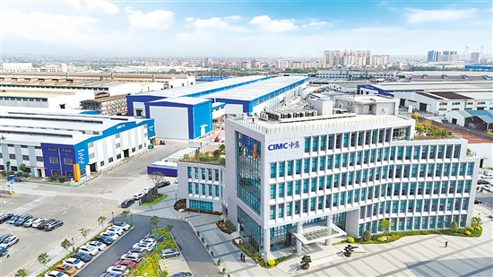 作为中集集团在粤港澳大湾区的重要研发制造基地,新会中集工业园区占地1067亩,致力于打造“集装箱+”业务矩阵。 作为中集集团在粤港澳大湾区的重要研发制造基地,新会中集工业园区占地1067亩,致力于打造“集装箱+”业务矩阵。