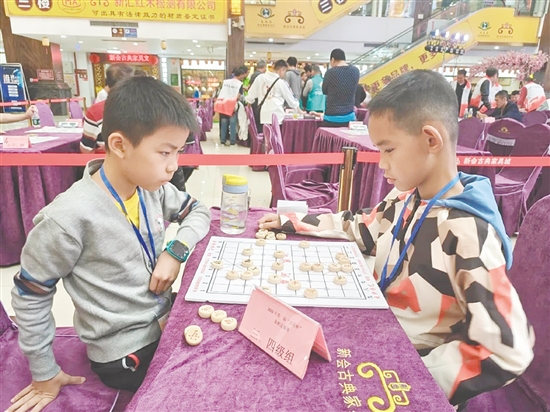 小棋手坐姿端正、神情专注。 小棋手坐姿端正、神情专注。