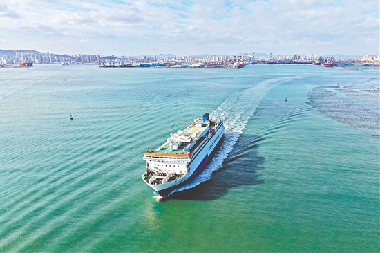 12月8日，一艘客滚船驶离山东港口烟台港（无人机照片）。新华社发