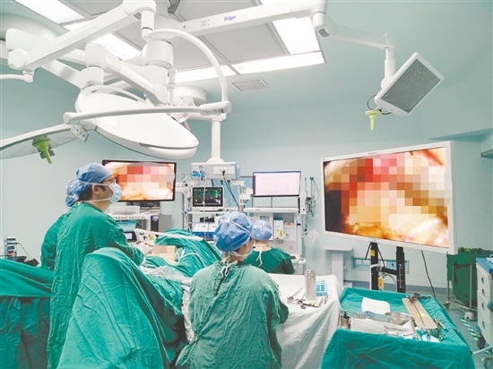 医生为患者进行手术。 医生为患者进行手术。