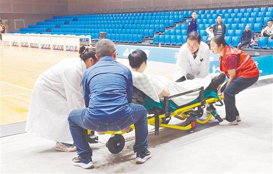 医疗团队转移“伤员”。 医疗团队转移“伤员”。