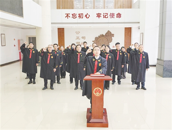 恩平法院举行宪法宣誓仪式。 恩平法院举行宪法宣誓仪式。