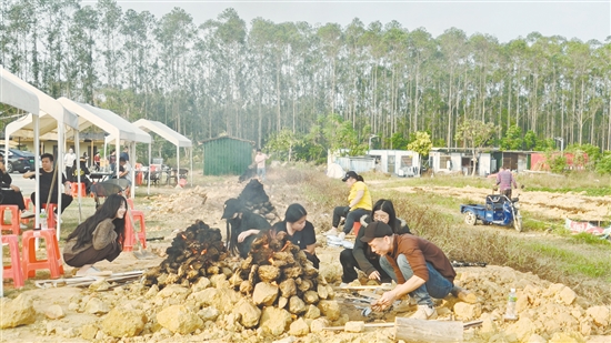 周末户外体验成为市民的新选择,垒土为窑,自制泥焗鸡,快乐享受乡村休闲生活。 周末户外体验成为市民的新选择,垒土为窑,自制泥焗鸡,快乐享受乡村休闲生活。