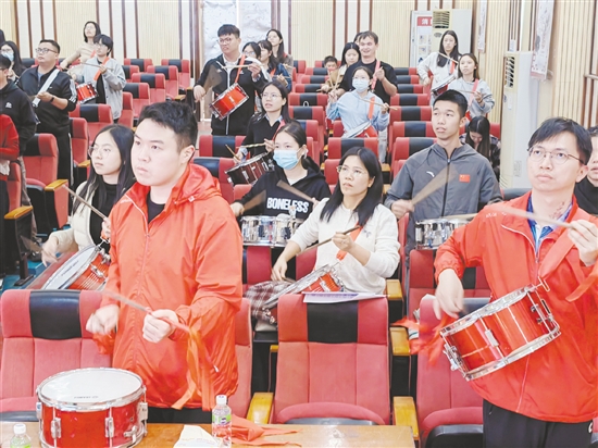 在培训班中,学员认真学习鼓、号等乐器的基础演奏技巧。 在培训班中,学员认真学习鼓、号等乐器的基础演奏技巧。