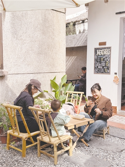 不少亲子家庭到店里品尝窑烤面包。 不少亲子家庭到店里品尝窑烤面包。