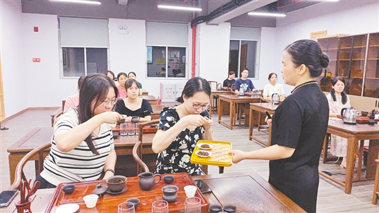 职工学员通过茶艺培训，了解传统茶道礼仪。