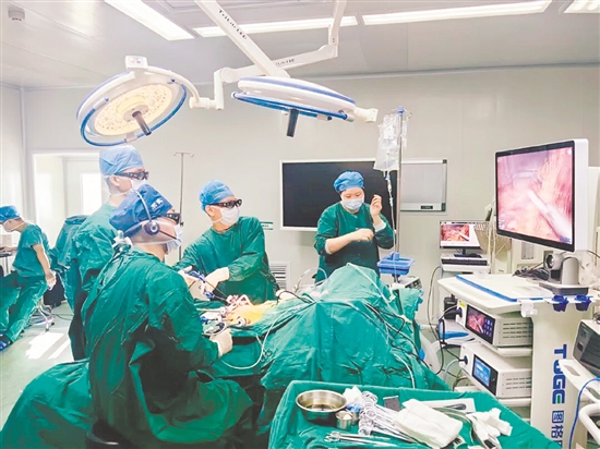 宋武(左二)主刀的3D腹腔镜右半结肠癌根治术吸引了全国5000余名胃肠外科同行在线观摩。 宋武(左二)主刀的3D腹腔镜右半结肠癌根治术吸引了全国5000余名胃肠外科同行在线观摩。