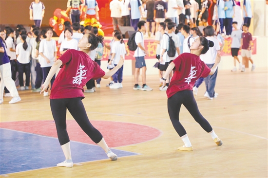 舞蹈社成员在练舞。