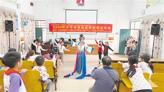 同学们踊跃登台学习戏曲技法。大沙镇供图