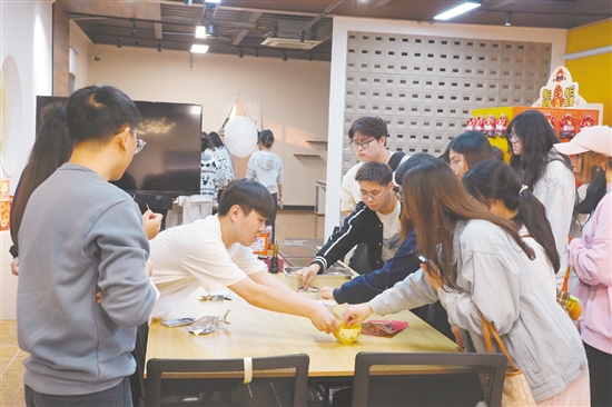 年轻人十分喜爱源亨哥公司生产的司前温蛋。