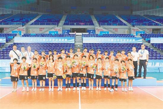 今年9月，该校排球队在江门市青少年排球锦标赛中勇夺男、女子双冠。高淑敏