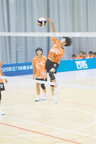 赛场上，孩子们勇敢拼搏。