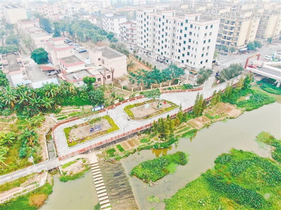 金钩河的河道沿岸，200米土路“变身”为7米宽的双向道路，配套护栏及绿化设施。