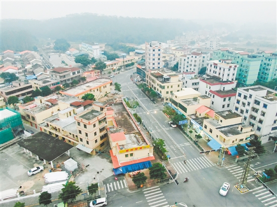 双合镇对圩镇主街商铺及房屋外立面进行了统一风貌整治，打造具有双合特色的立面建筑群。