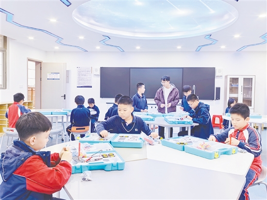 鹤山市碧桂园学校积极探索STEAM教育,推动教育理论与实践深度融合。 鹤山市碧桂园学校积极探索STEAM教育,推动教育理论与实践深度融合。