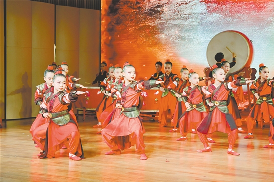 《红妆·铁衣》节目将花木兰的传奇故事演绎成一幅视听交融的礼乐画卷。 《红妆·铁衣》节目将花木兰的传奇故事演绎成一幅视听交融的礼乐画卷。