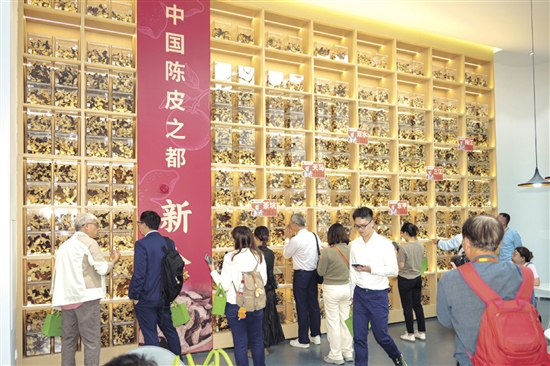 中国陈皮贸易中心启动运营吸引业内人士关注。 中国陈皮贸易中心启动运营吸引业内人士关注。