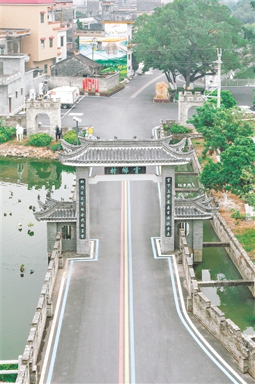 霄南村环村路平坦洁净,是该村与华南理工大学携手打造的道路安全隐患整治提升示范点。 霄南村环村路平坦洁净,是该村与华南理工大学携手打造的道路安全隐患整治提升示范点。