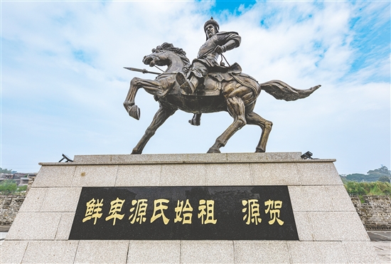 2016年,霄南村以新建源贺广场为契机,修建源贺雕像。 2016年,霄南村以新建源贺广场为契机,修建源贺雕像。