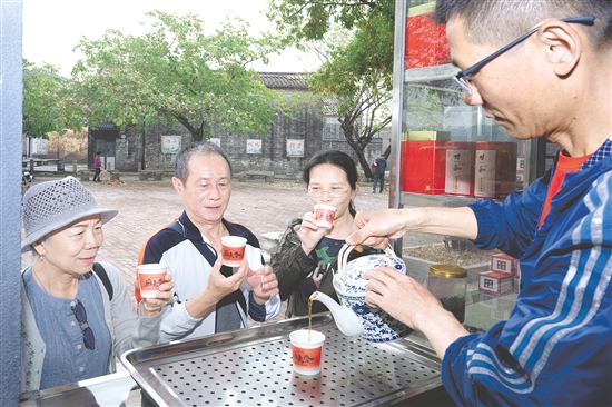 甘和茶是“鹤山三宝”(咏春拳、王老吉、甘和茶)之一。图为游客在品尝甘和茶。 甘和茶是“鹤山三宝”(咏春拳、王老吉、甘和茶)之一。图为游客在品尝甘和茶。