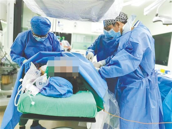 介入医学团队为患者进行治疗。 介入医学团队为患者进行治疗。