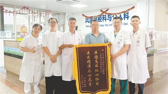 患者为介入医学团队送上锦旗。 患者为介入医学团队送上锦旗。