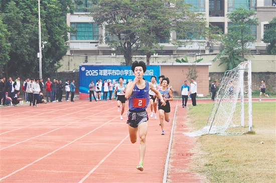 袁昊文在比赛中展示“胜利之吻”。