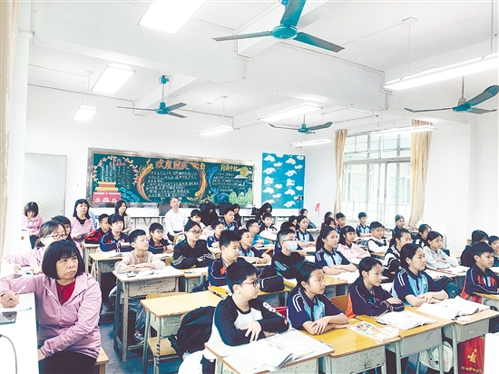 江门市余卓权名书记工作室团队走进课堂观摩教学。