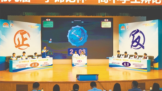 决赛中，正反双方探讨“攻守之道”。