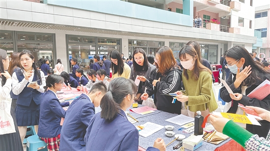 活动中，金山中学全面展示学校在科创教育与项目式学习方面的成果，吸引了本地及周边地区教师、校长、家长等人到校观摩。