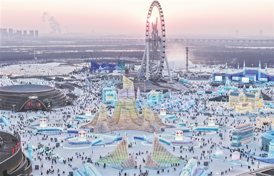 图为当日拍摄的哈尔滨冰雪大世界园区内的冰建景观（无人机照片）。