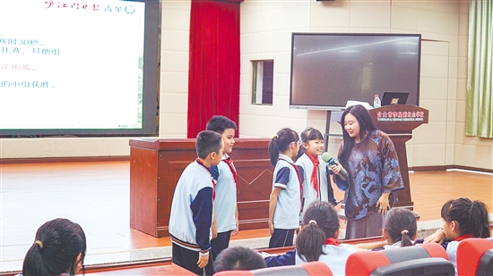 本次“青苹果大课堂”以游戏为桥梁,以词语为舟楫,在孩子们心中播下了观察与表达的种子。 本次“青苹果大课堂”以游戏为桥梁,以词语为舟楫,在孩子们心中播下了观察与表达的种子。